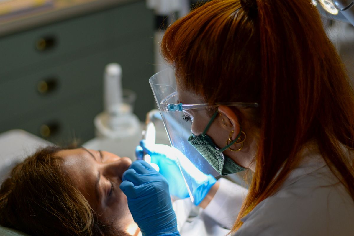 Dentist in-office whitening versus home kits